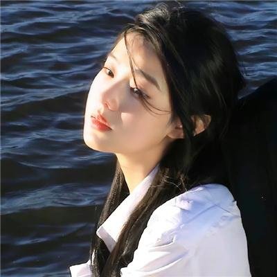 照片里的伴娘